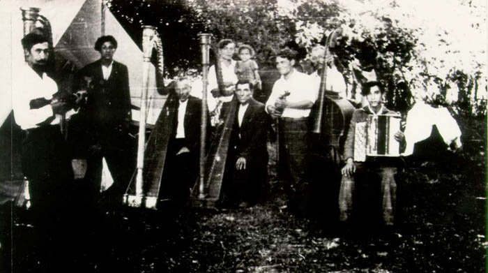 Fotografia Jerzego Ficowskiego, po lewej: Dionizy Wajs, po prawej na akordeonie: Edward Dębicki, 1949